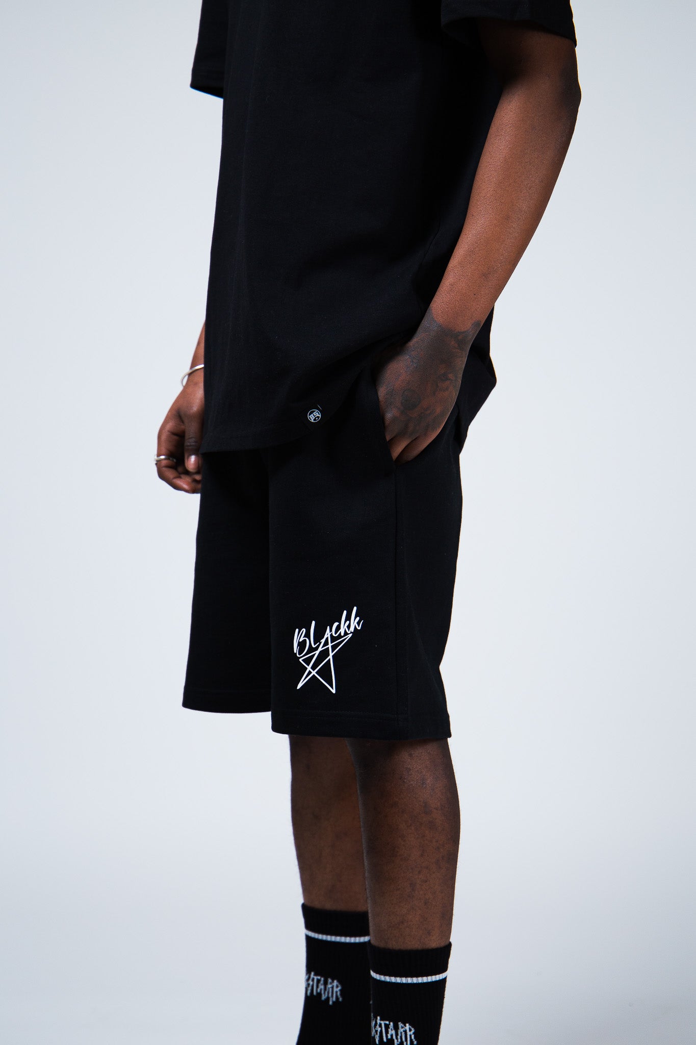 Signature Essential Shorts - BLACKK